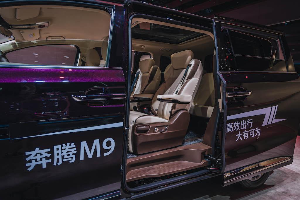 奔腾M9出中配了！一汽奔腾3款纪念版车型亮相长春汽博会