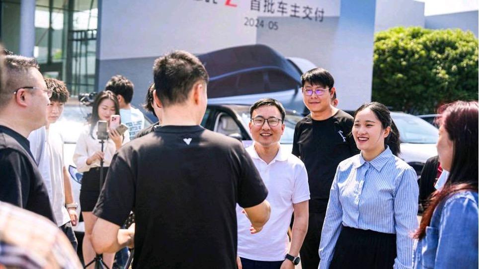 哪吒L开启首批交付，哪吒汽车CEO张勇亲自交车