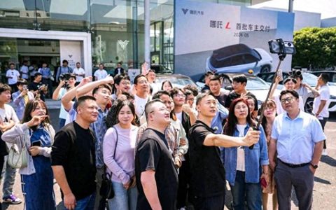 哪吒L开启首批交付，哪吒汽车CEO张勇亲自交车