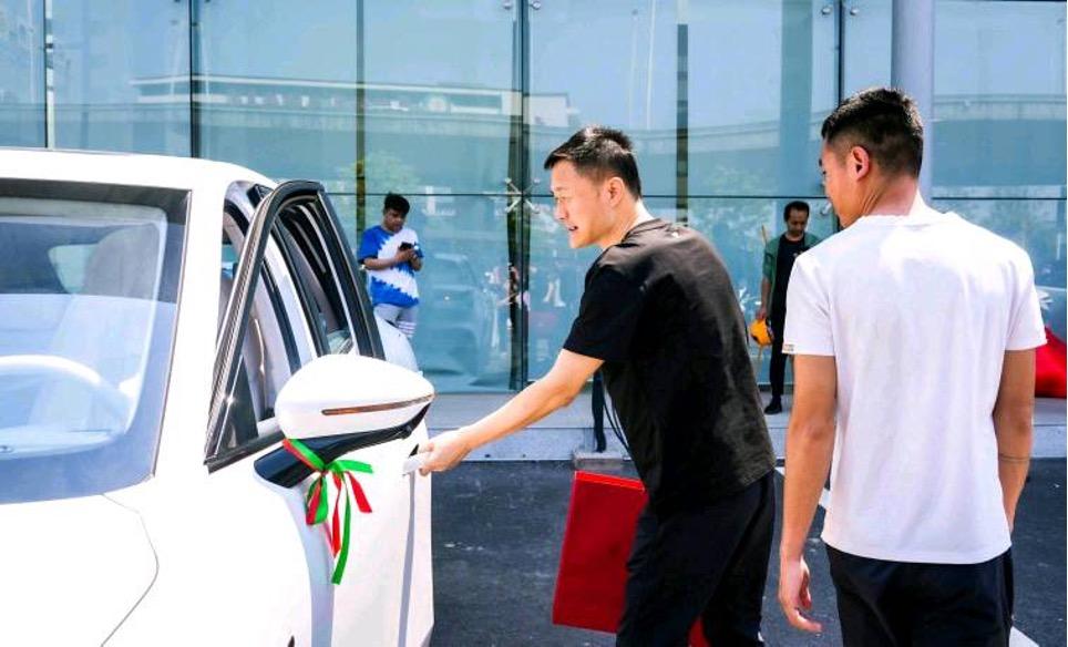哪吒L开启首批交付，哪吒汽车CEO张勇亲自交车