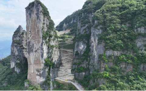 见证新法式驾控旗舰实力 新508L成功挑战拉链山