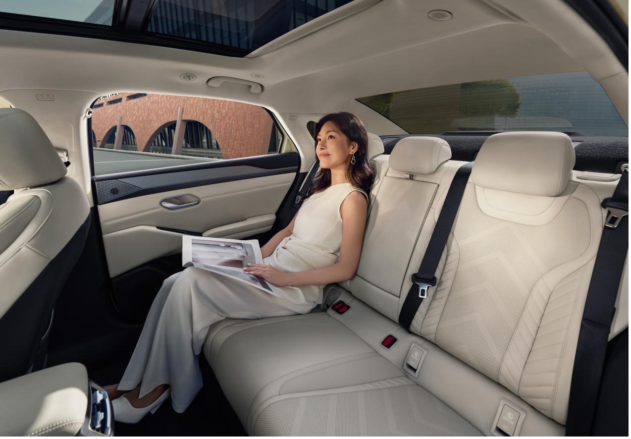 平替小米SU7！最带感的“智美中级车”秦L EV 11.98万元起