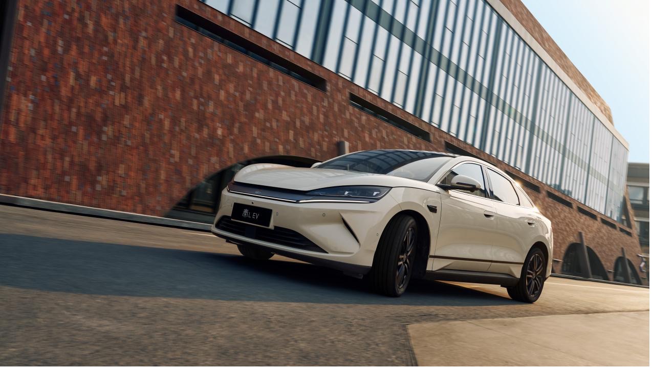 平替小米SU7！最带感的“智美中级车”秦L EV 11.98万元起