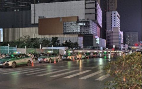 从商场到小区，出租车各处排队趴活的奋争与蜕变