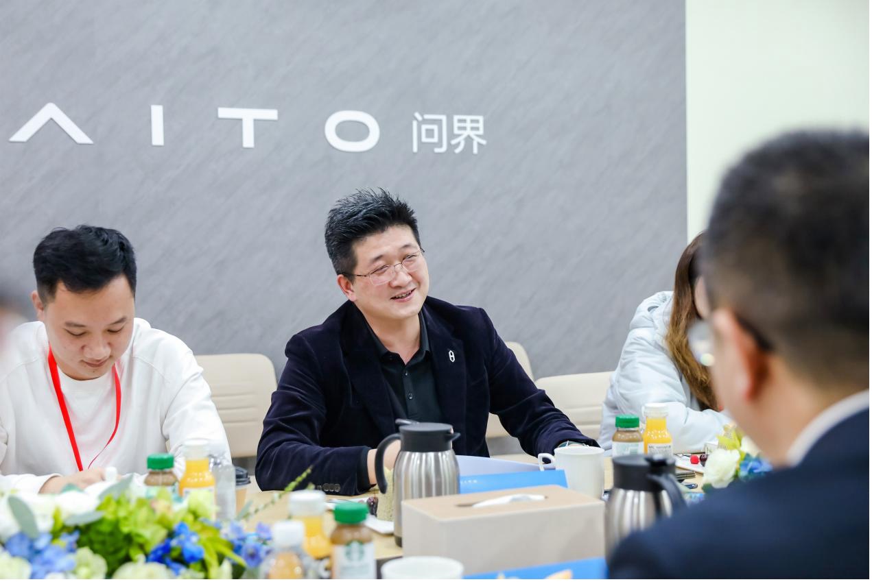 把幸福开回家！全新问界M7增程长续航版在工厂验收交付