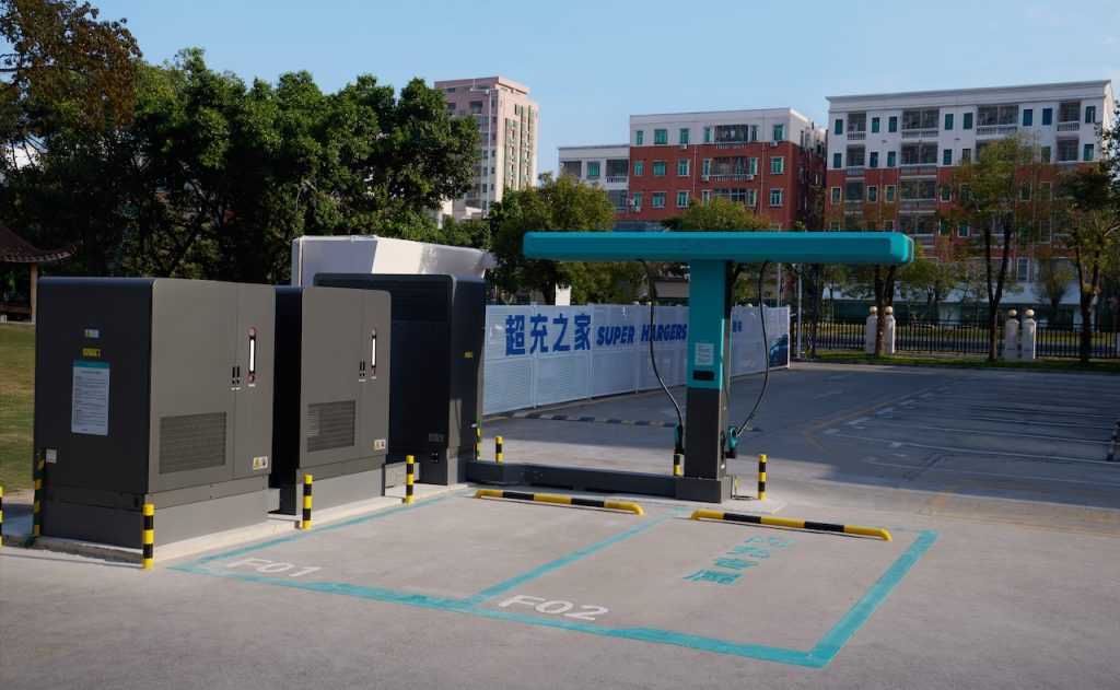 比亚迪发布第二代刀片电池及闪充技术，新能源汽车迈入闪充时代