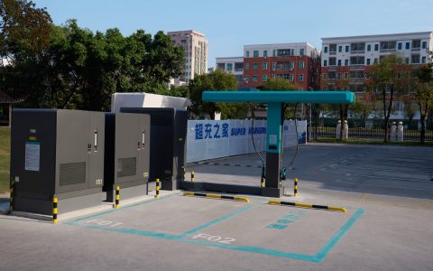 比亚迪发布第二代刀片电池及闪充技术，新能源汽车迈入闪充时代