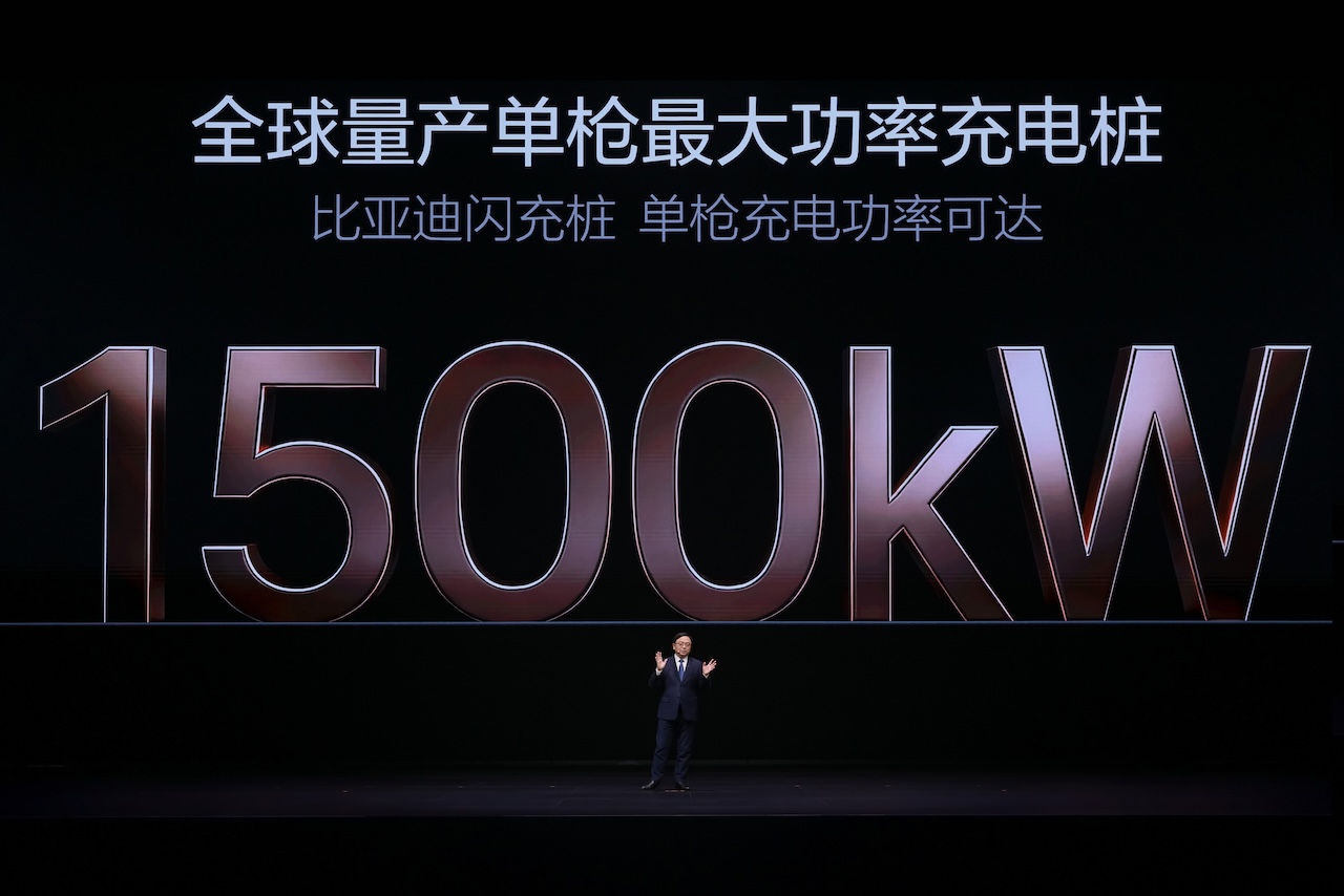 比亚迪发布第二代刀片电池及闪充技术，新能源汽车迈入闪充时代